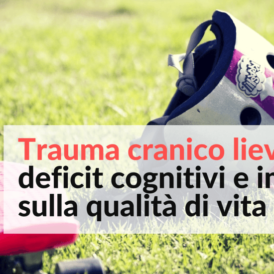 casco per terra accanto a uno skateboard