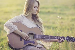 ragazza con la chitarra