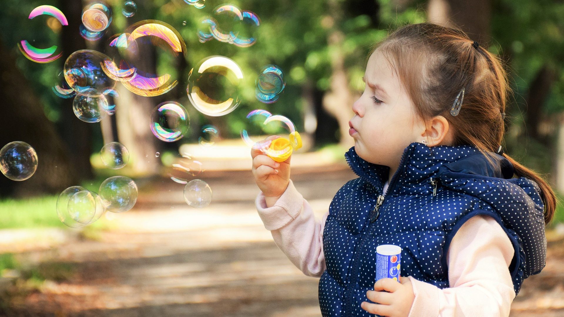 bambina con bolle di sapone