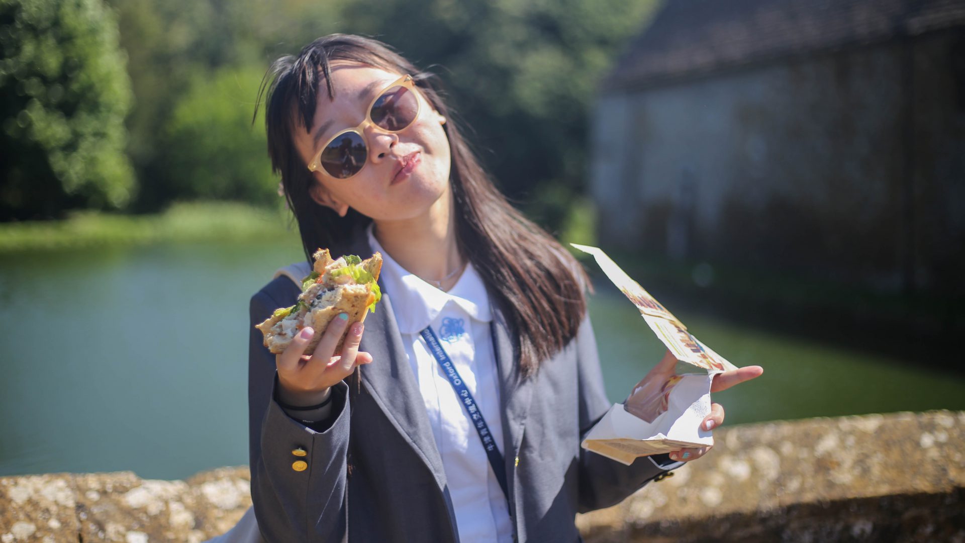 ragazza mangia panino